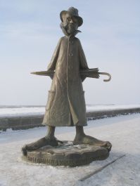 Tschechow-Skulptur mit Regenschirm Tomsk